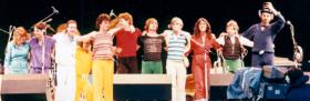 Mike Oldfield se svou skupinou na festivalu ve Knebworthu 21. 7. 1980.