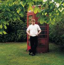 Mike před telefonní budkou ve své zahradě